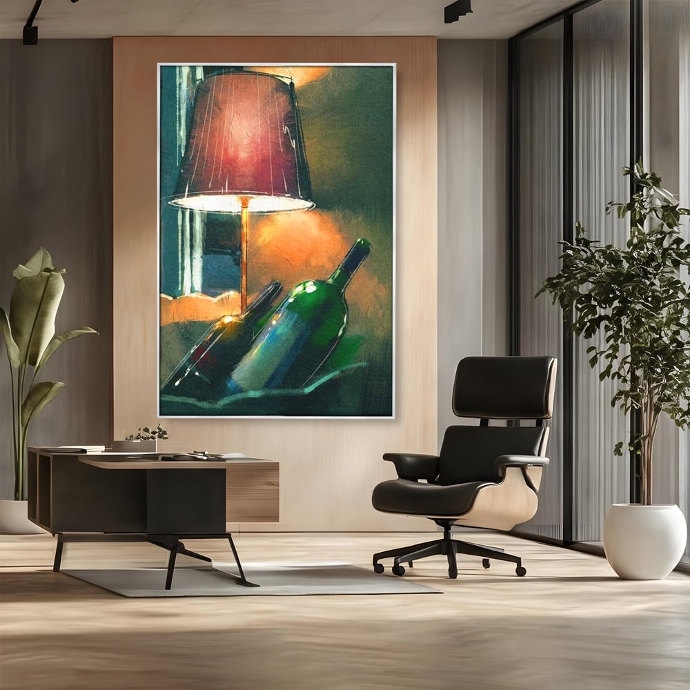 Tablou canvas cu tablou canvas cu lampa si sticle de vin, in rama de aluminiu argintiu, pe perete intr-un birou